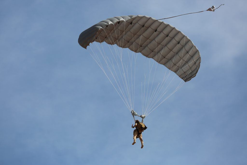 101ST AIRBORNE DIVISION PARACHUTE DEMONSTRATION TEAM - SCREAMING EAGLES CHALLENGE COINS AND CUSTOM BOTTLE OPENERS