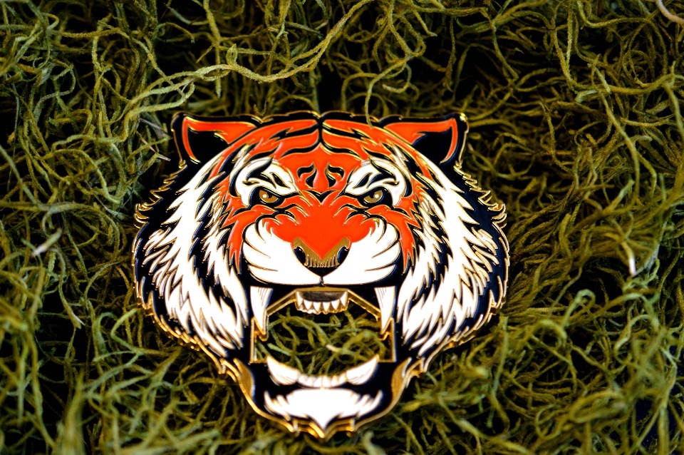 EYE OF THE TIGER: 5 AWESOME ANIMAL MASCOTS IN MILITARY COINS AND BELT BUCKLES